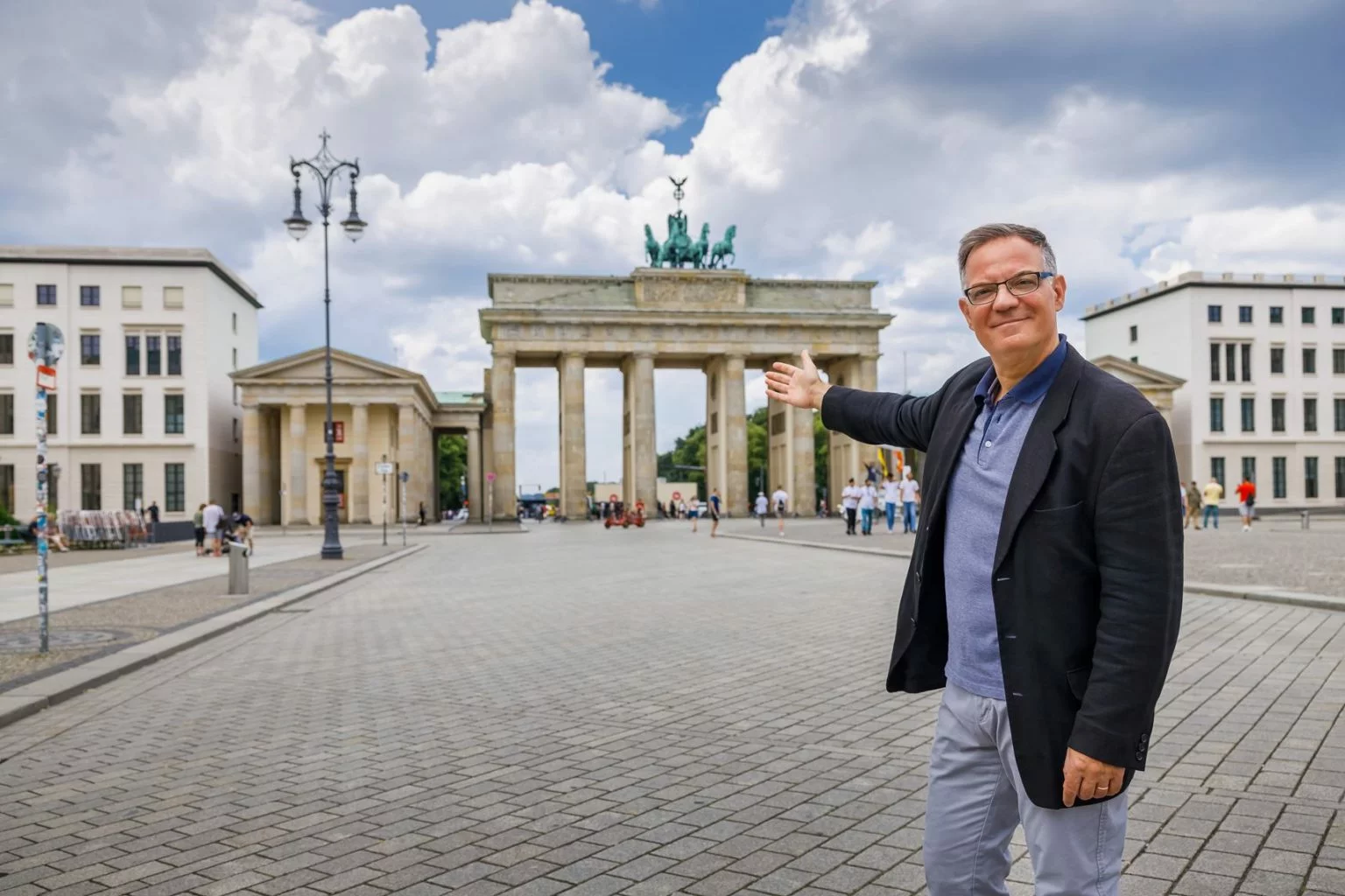 Private Stadtrundfahrt Berlin – Stadtführer Harald Zawuski vor dem Bus
