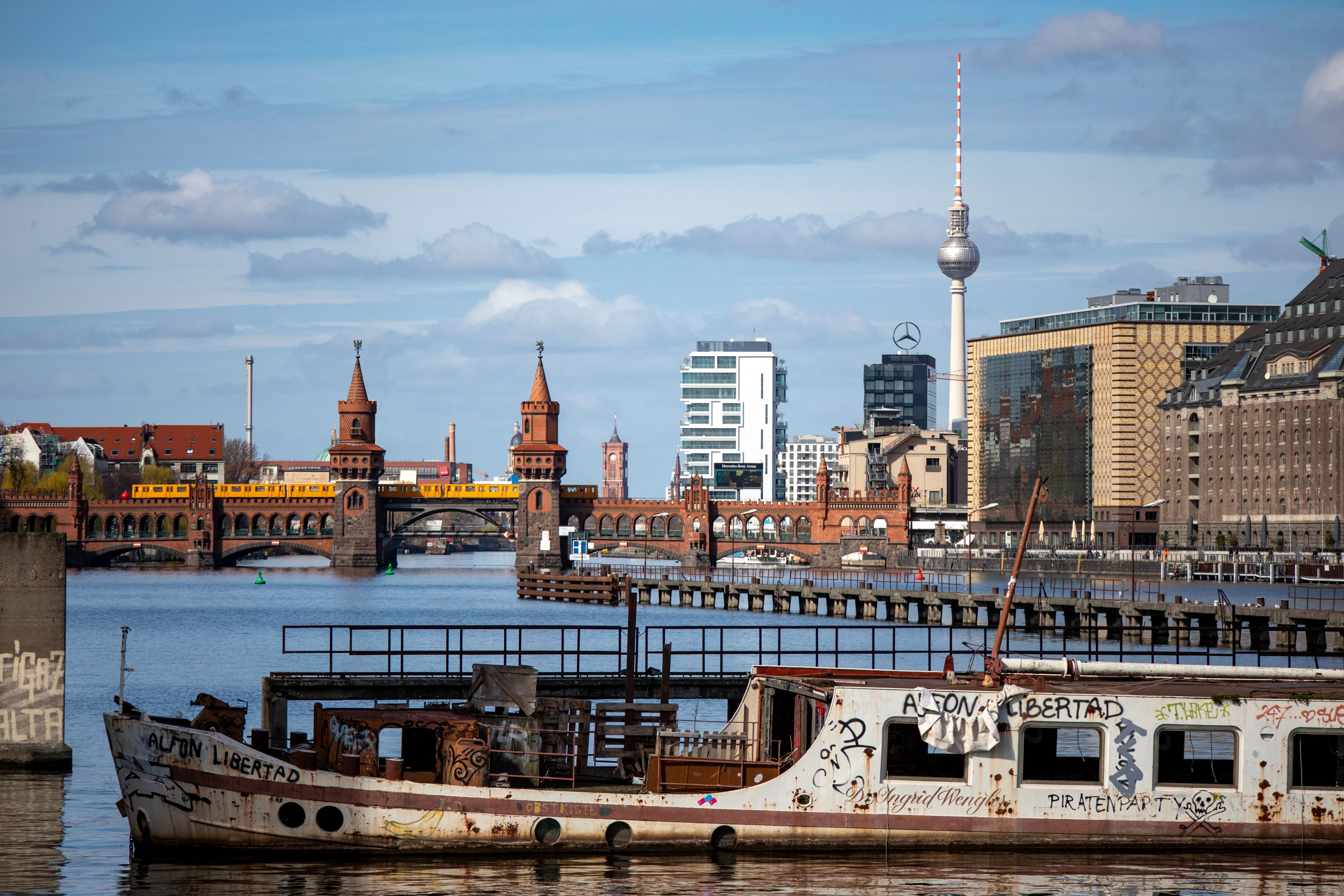 Oberbaumbrücke und Berliner Stadtpanorama mit Fernsehturm